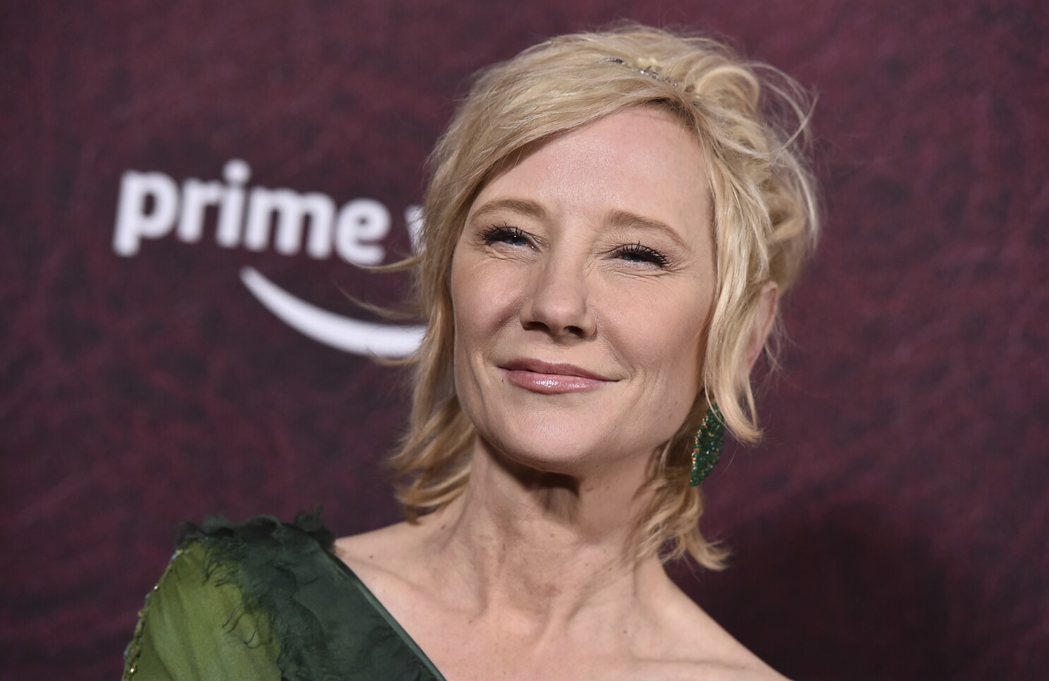 Anne Heche hospitalized after crashing car into L.A. home - NewsCoke.com