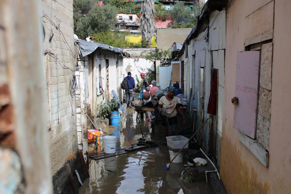 Un grupo de vecinos haitianos intentaron ayer jueves 21 de noviembre de 2019, recuperar lo que queda tras las lluvias registradas anoche.