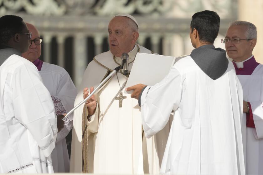 El papa Francisco preside una misa al inicio de la XVI Asamblea General del Sínodo de Obispos, en la Plaza de San Pedro, en el Vaticano, el 4 de octubre de 2023. (AP Foto/Andrew Medichini)