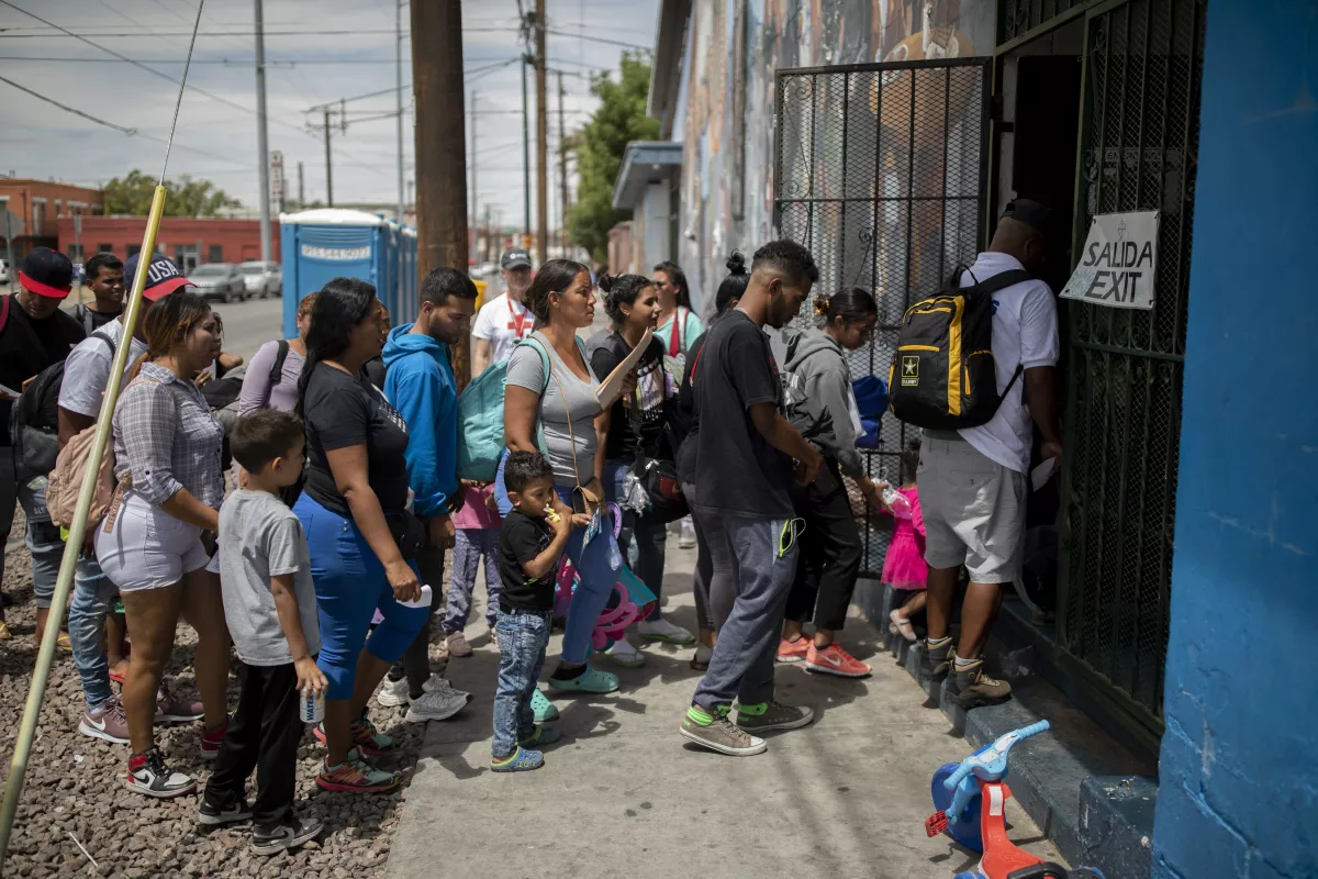 Migrants say Florida contractors pushed to get them to board planes to California (latimes.com)