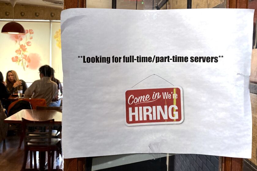 Un cartel anunciando vacantes laborales en un restaurante en Morton Grove, Illinois, el 28 de abril del 2022. (Foto AP/Nam Y. Huh)