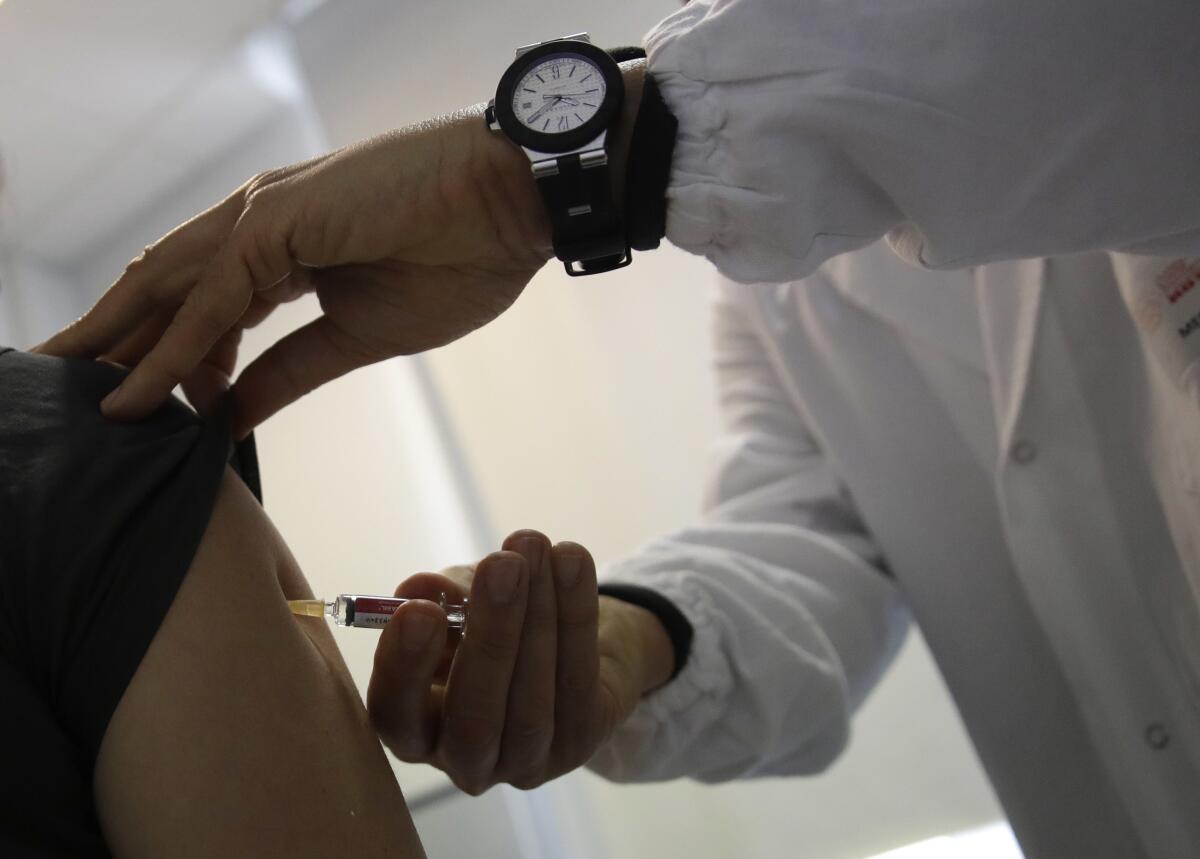 El doctor Roberto Ieraci vacuna a una mujer en Roma el 23 de febrero de 2018.