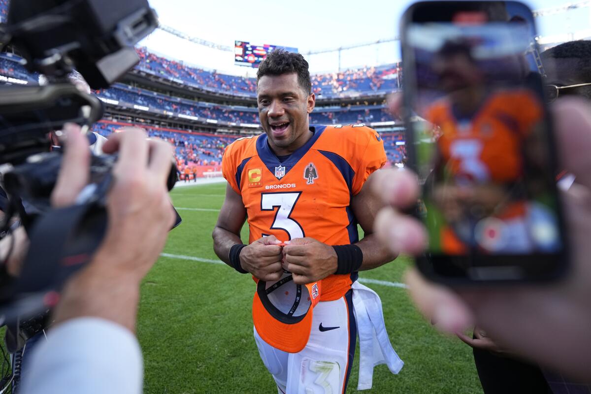 Fans prove timely, assist Broncos with play-clock countdown - The