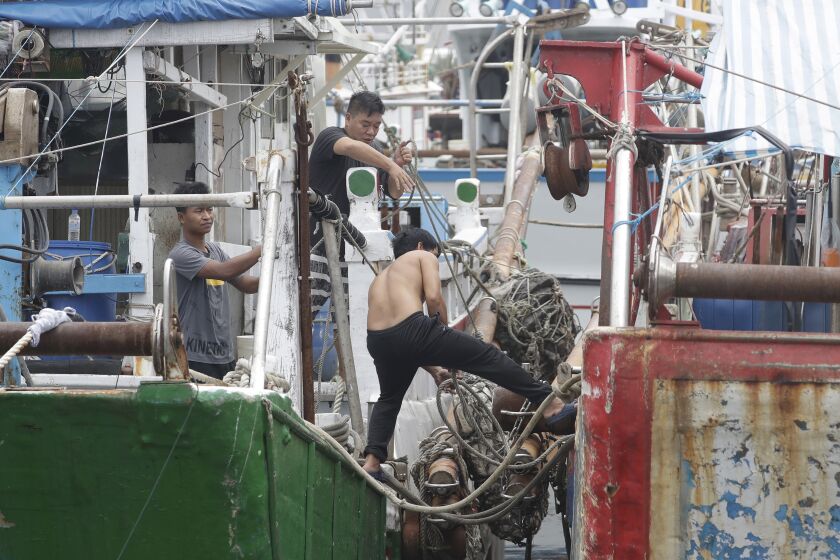 Pescadores en un barco mientras se refugian ante la llegada del tifón Mawar a Taiwán, en el condado Yilan, el martes 30 de mayo de 2023. El tifón Mawar azotó la costa oriental de Taiwán con viento, lluvias y fuertes olas, pero evitó en gran parte la isla tras rozar el norte de Filipinas. (AP Foto/Chiang Ying-ying)