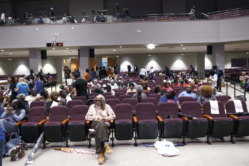 Legisladores, profesores, miembros de juntas escolares y padres de alumnos se reúnen en el ayuntamiento para abordar los nuevos estándares educativos de Florida sobre historia negra, el jueves 10 de agosto de 2023, en Miami Gardens, Florida. (AP Foto/Daniel Kozin)