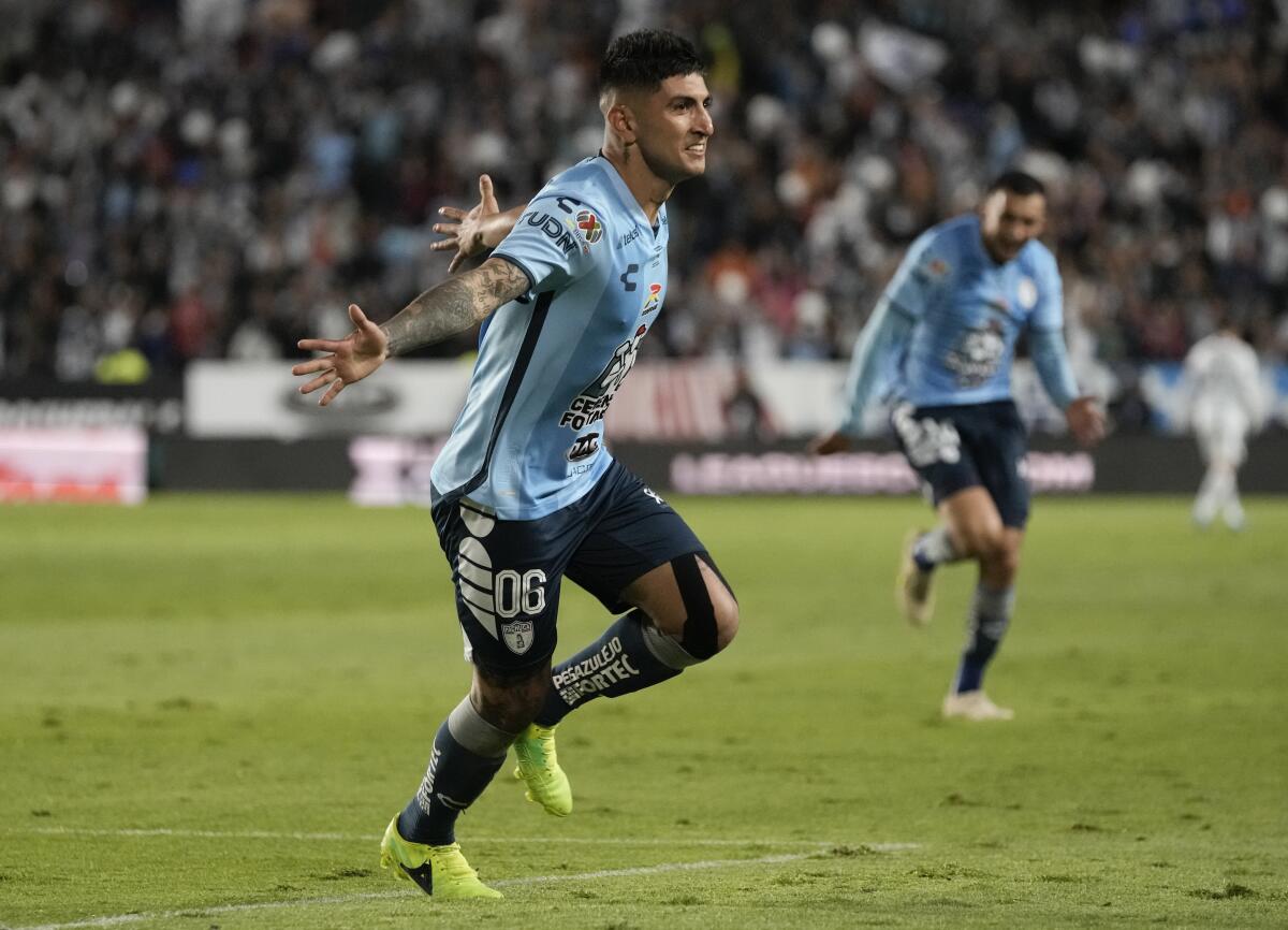 Víctor Guzmán festeja luego de anotar el primer gol del Pachuca frente al Toluca 