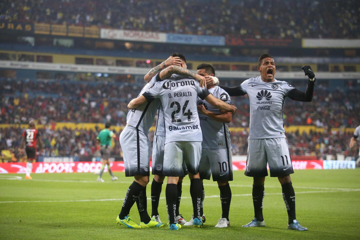 Jugadores del América celebran una anotación ante Atlas, en un partido de la jornada 2 del Torneo Clausura del fútbol mexicano, en el estadio Jalisco de la ciudad de Guadalajara (México).