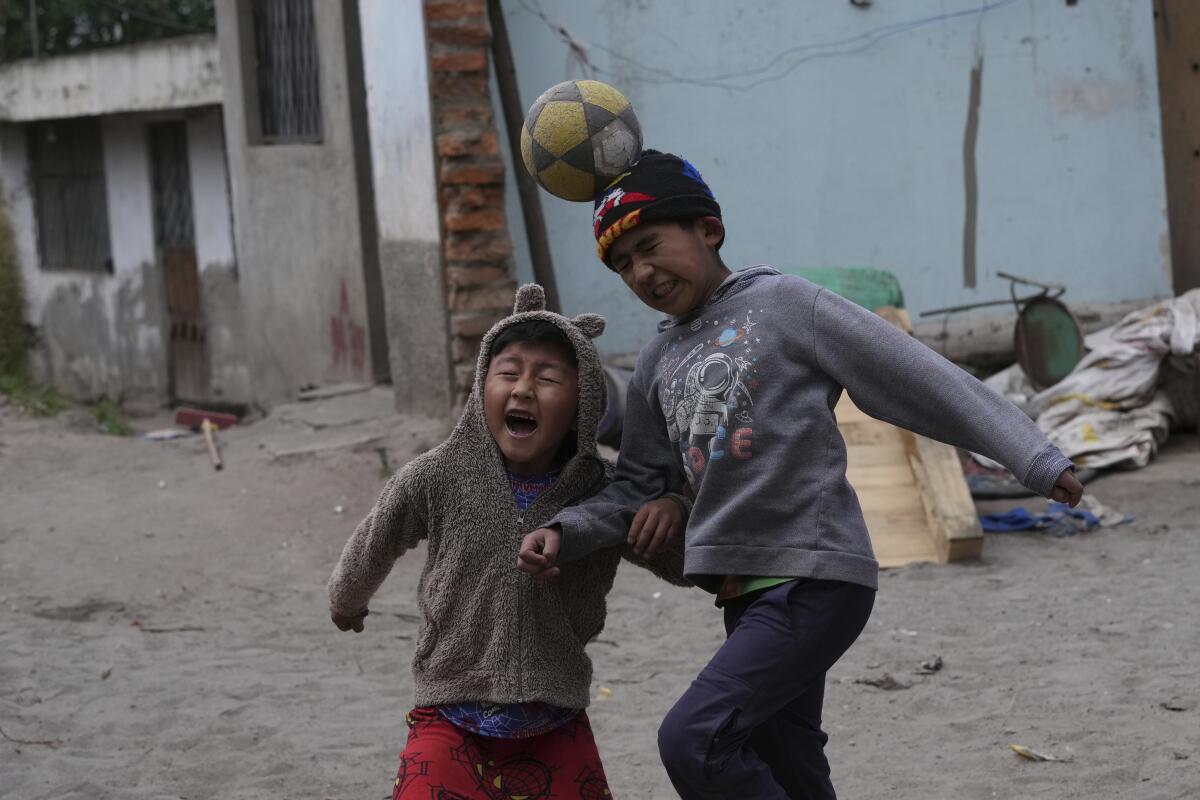 Nios juegan al fútbol en Catzuqui de Velasco, una zona rural que carece de servicios básicos 