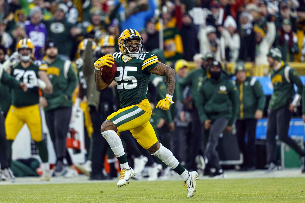 Green Bay Packers cornerback Keisean Nixon (25) runs back a kickoff for a touchdown 