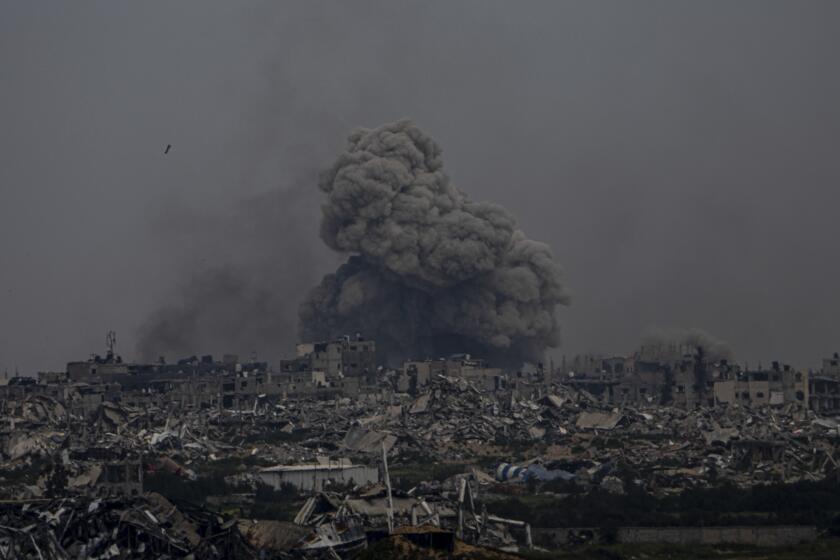 Humo y explosiones se alzan desde la Franja de Gaza vista desde el sur de israel, el domingo 17 de marzo de 2024. (AP Foto/Ariel Schalit)