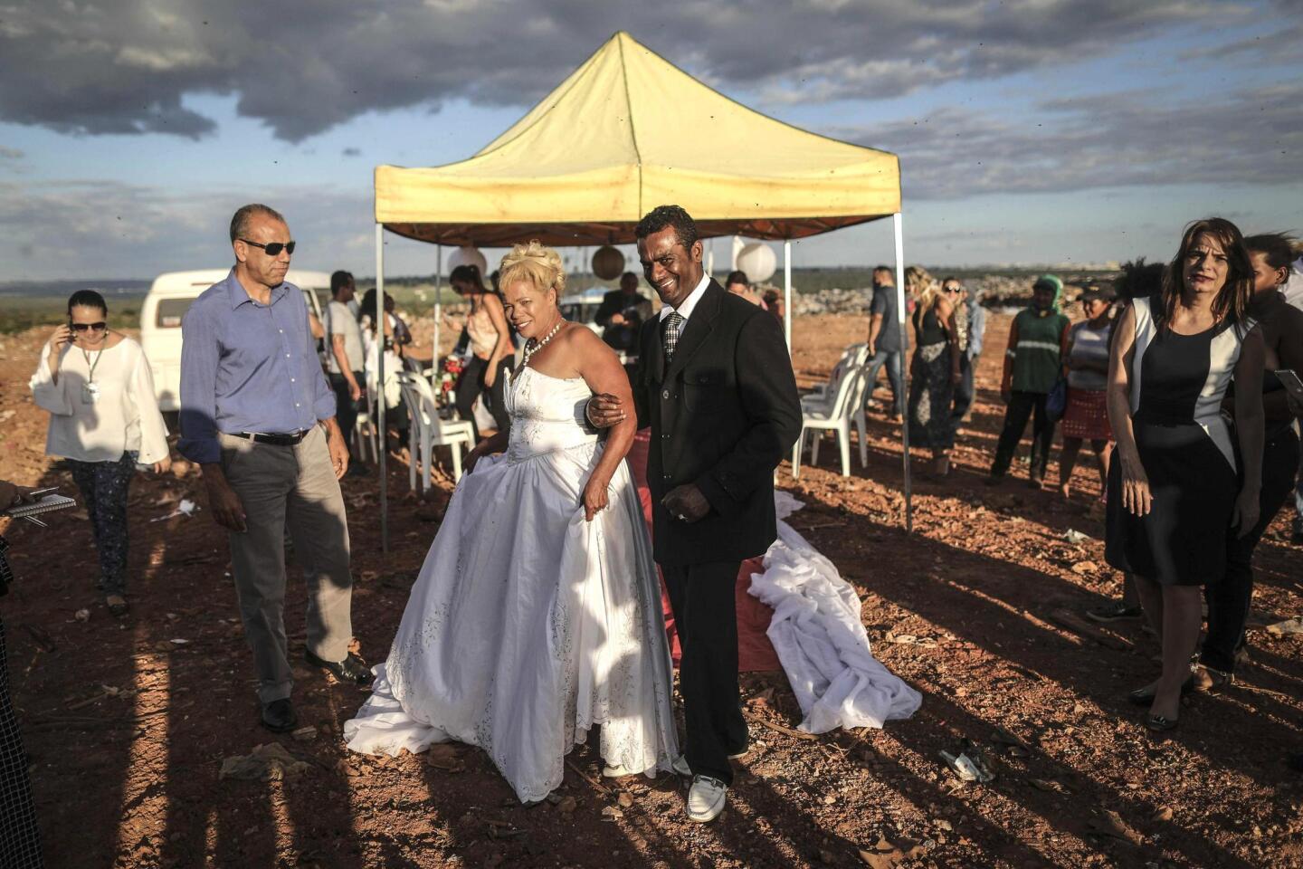 Vestida de blanco, Valdineide dos Santos Ferreira (62 años), llegó a un altar improvisado para casarse con Deoclides Nascimento Brito, en el gigantesco basurero situado en Brasilia, que recibe 1,800 toneladas de residuos.