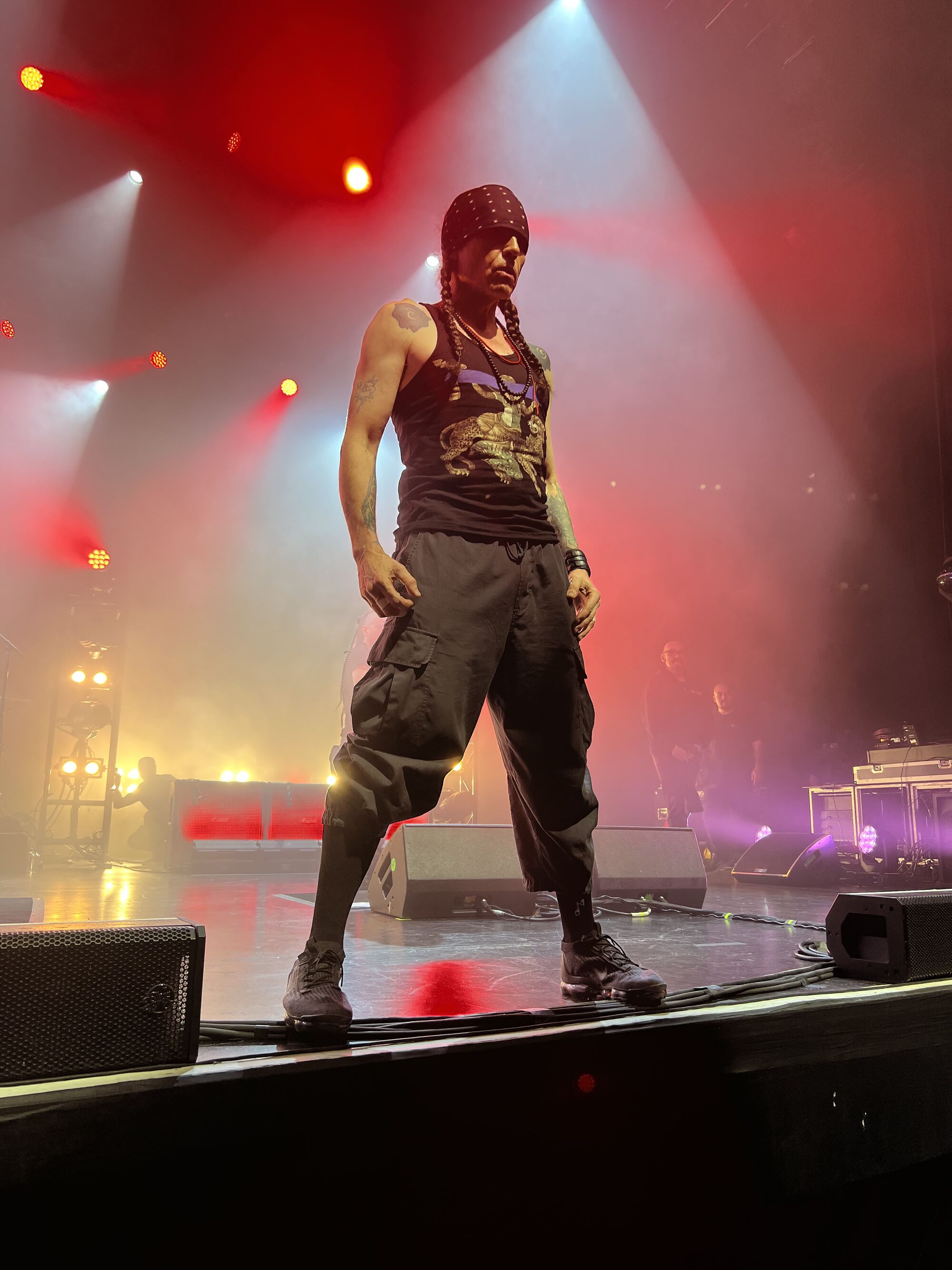 El vocalista Ian Astbury en el escenario.