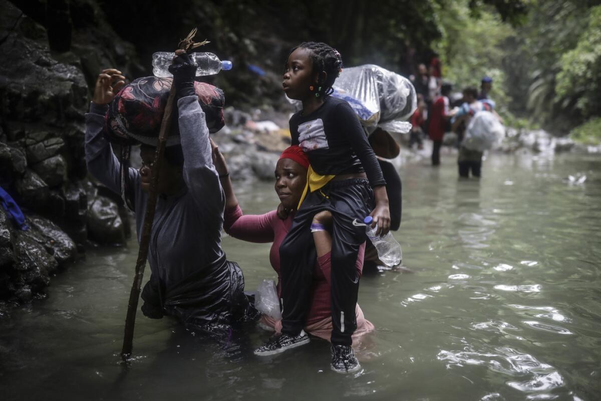 ARCHIVO.- Migrantes haitianos cruzan la selva del Darién