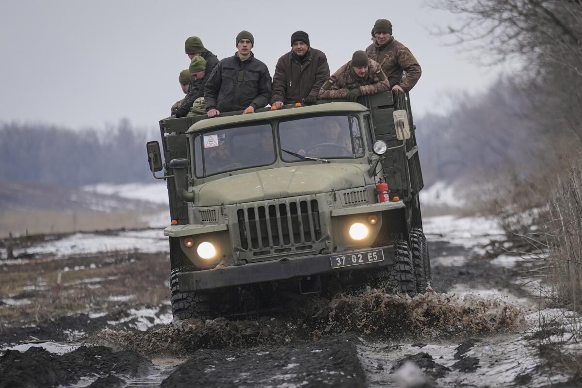 Soldados ucranianos, a bordo de un camión en una carretera enlodada durante maniobras en la región de Donetsk