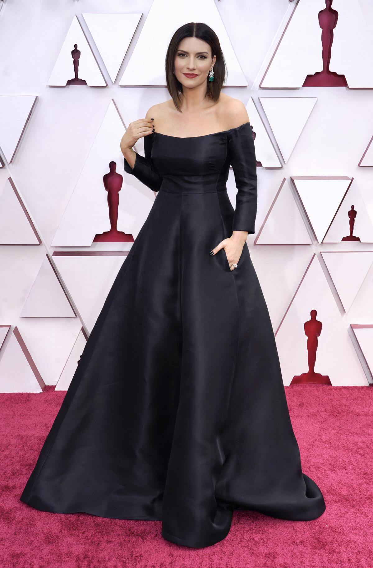 Laura Pausini durante su paso por la alfombra roja en los Oscar.
