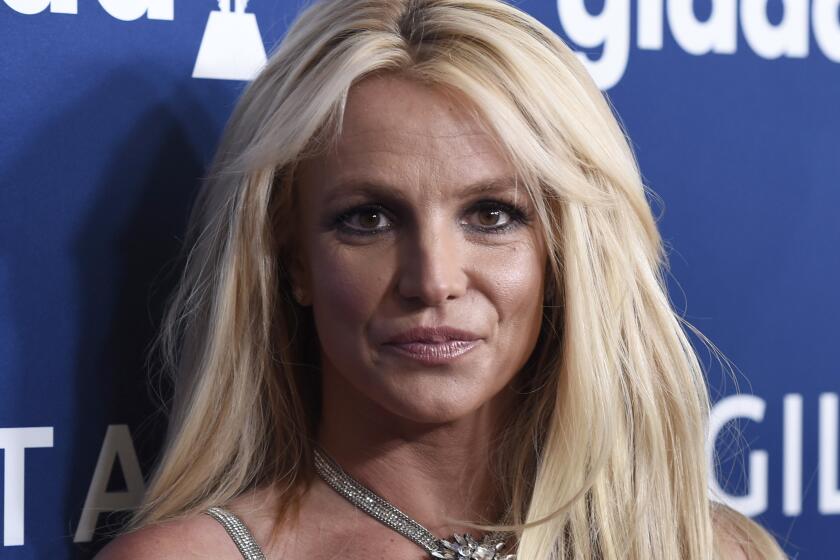 ARCHIVO - Britney Spears llega a la 29a entrega anual de los premios GLAAD Media el 12 de abril de 2018 en Beverly Hills, California. Las autoridades investigan a Spears por el delito menor de agresión después de que una integrante de su personal doméstico dijo que la cantante la golpeó. La oficina de policía del condado de Ventura dijo el jueves 19 de agosto de 2021 que los oficiales fueron a la casa de Spears después de que la empleada reportó una disputa ocurrida el lunes por la noche. (Foto Chris Pizzello/Invision/AP, archivo)