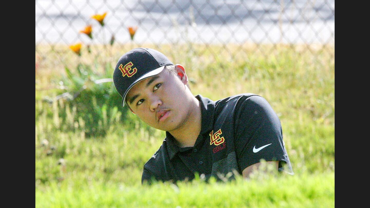 La Cañada's Jason Del Fierro watches a chip shot rise from a very low position onto the sixth green in a Rio Hondo League boys' golf match against San Marino at the La Cañada Flintridge Country Club on Thursday, April 27, 2017.