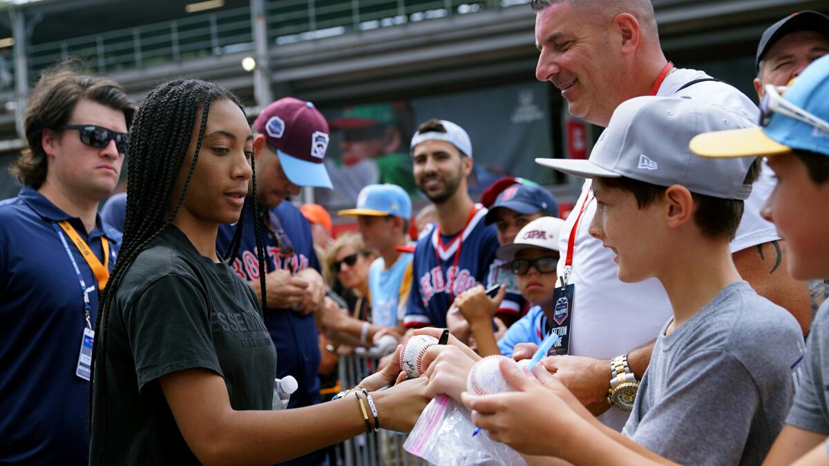 Mo'ne Davis explains why she won't be pitching in college softball