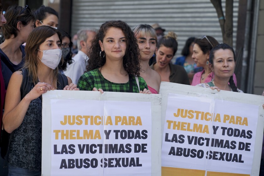 Mujeres frente a un tribunal muestran su apoyo a la actriz argentina Thelma Fardin, sosteniendo carteles en Buenos Aires, Argentina, el martes 30 de noviembre de 2021. (AP Foto/Natacha Pisarenko)