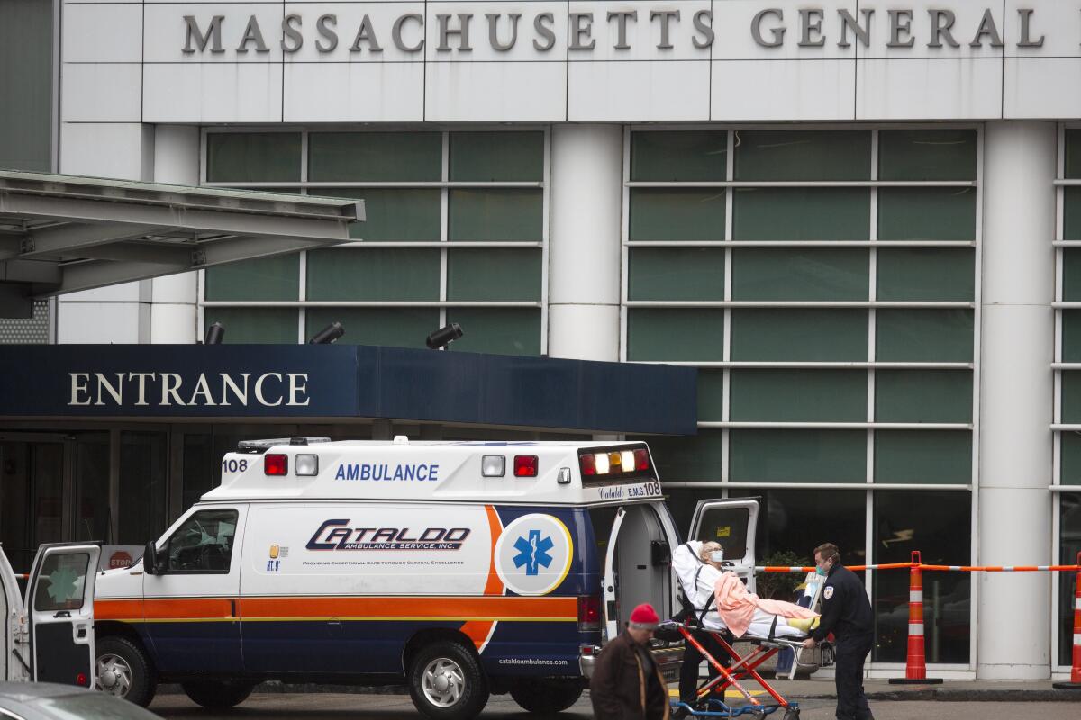 ARCHIVO - Un paciente arriba al Hospital General de Massachusetts, Boston, 3 de abril de 2020. 