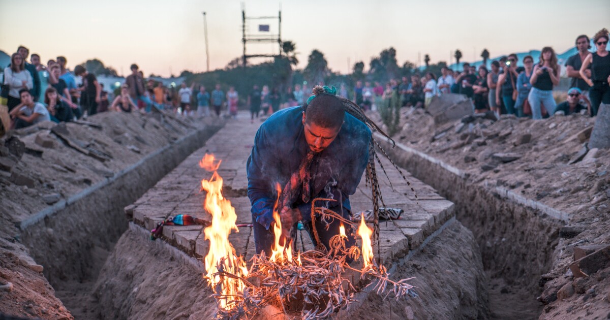 La beca para artistas Latinx nombra a los ganadores, incluido Rafa Esparza La beca para artistas Latinx nombra a los ganadores, incluido Rafa Esparza