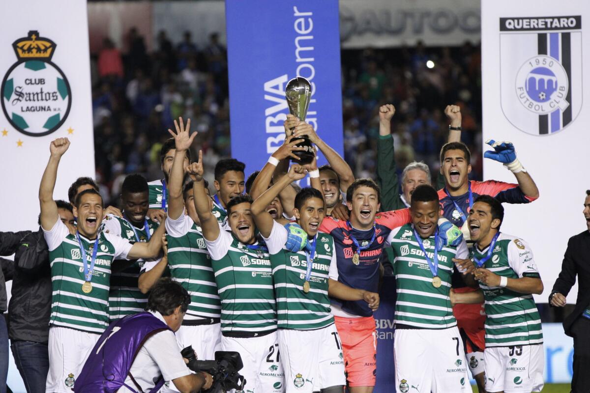 Jugadores del Santos celebran con el trofeo de campeones.