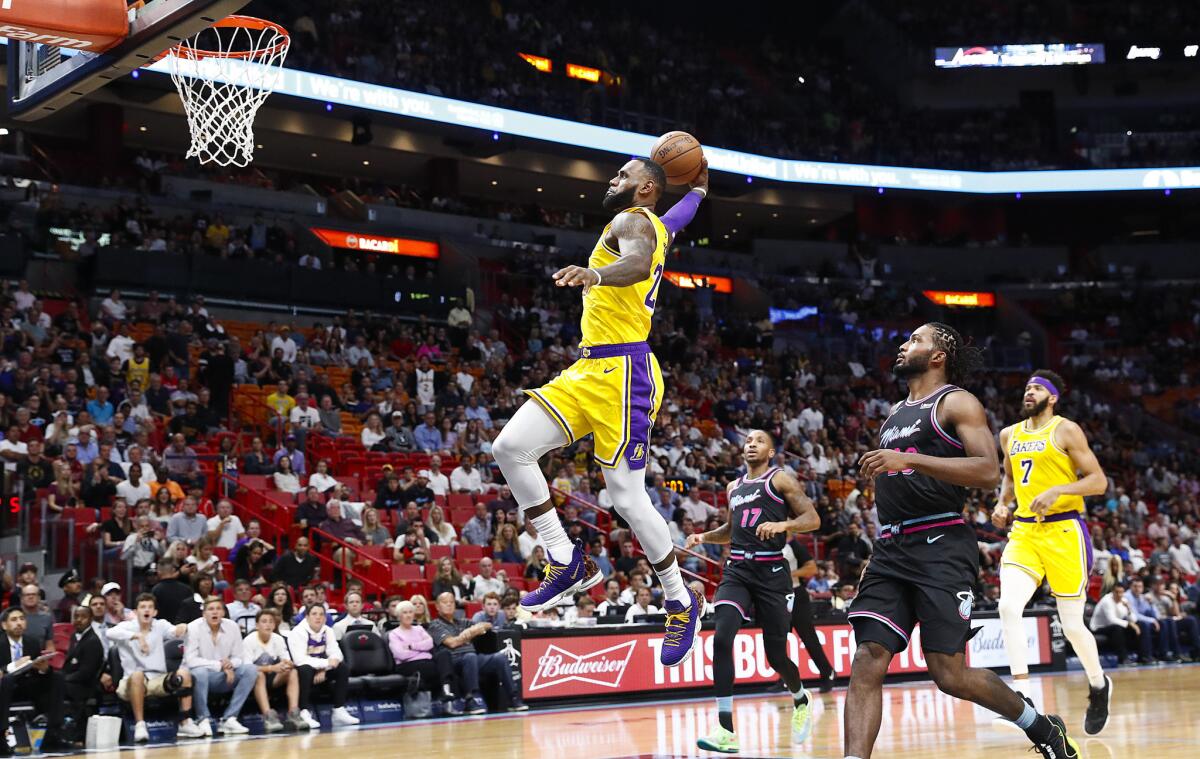 El alero de los Lakers de Los Ãngeles LeBron James consigue una clavada en la primera mitad del juego ante el Heat de Miami el domingo 18 de noviembre de 2018 en Miami. (AP Foto/Brynn Anderson)