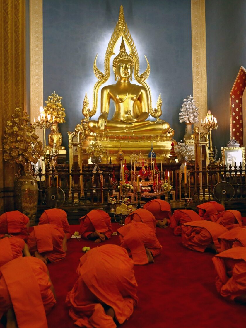 Varios monjes rezan ante una escultura de Buda en el Wat Benchamabophit Dusitvanaram, conocido como el templo de Mármol en Bangkok, Tailandia con motivo de las celebraciones del "Magha Puja". El "Magha Puja" ("Makha Bucha" en tailandés y "Meak Bochea" en camboyano) conmemora el sermón que, como establece la tradición, dio Buda nueve meses después de alcanzar la "iluminación", cuando 1.250 monjes budistas se reunieron espontáneamente para escuchar los principios del budismo.