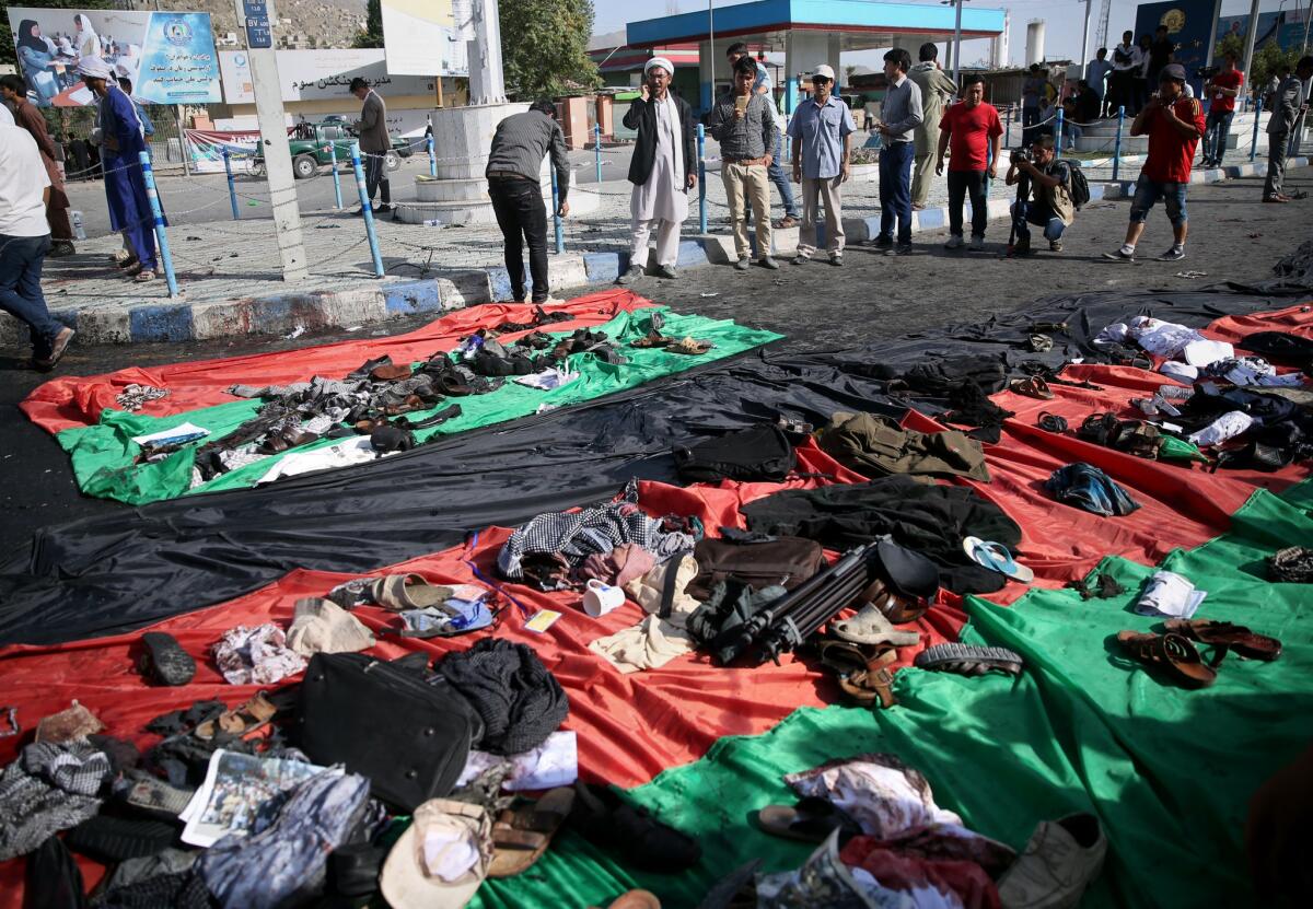 Diversos artículos que quedaron abandonados y que eran propiedad de las víctimas de una explosión contra una marcha de protesta en Kabul, Afganistán, el sábado 23 de julio de 2016. (AP Foto/Massoud Hossaini)