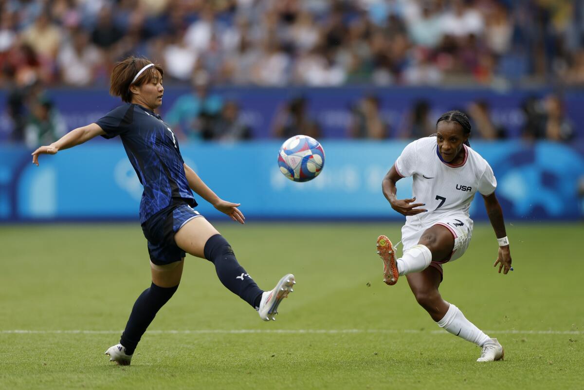 American Crystal Dunn passes the ball during the quarterfinal women's soccer match against Japan at Parc des Princes 