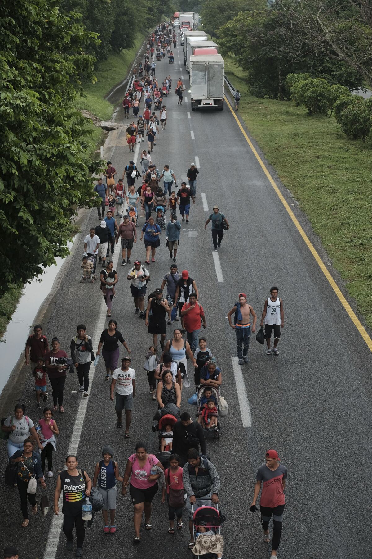 Una caravana de migrantes parte de la localidad de Ulapa el sábado 30 de octubre de 2021