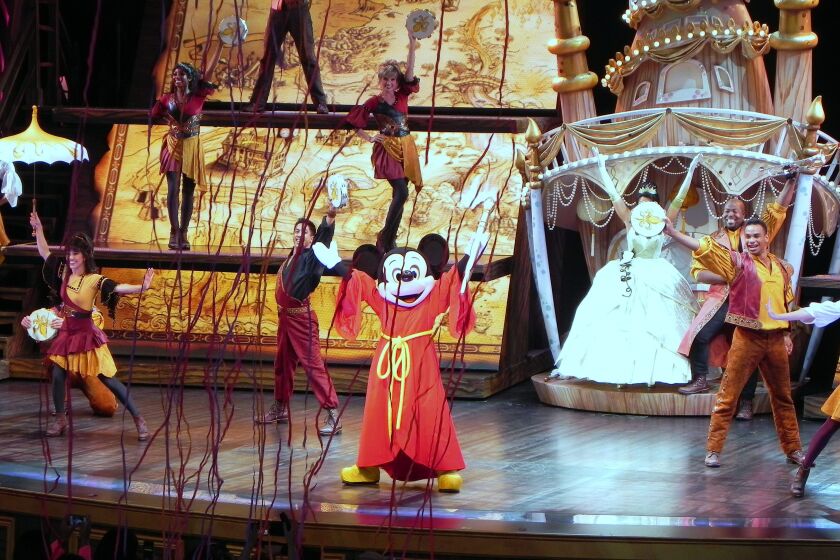Mickey Mouse acompañado de unos actores en un espectáculo. EFE/Luis Uribe/Archivo