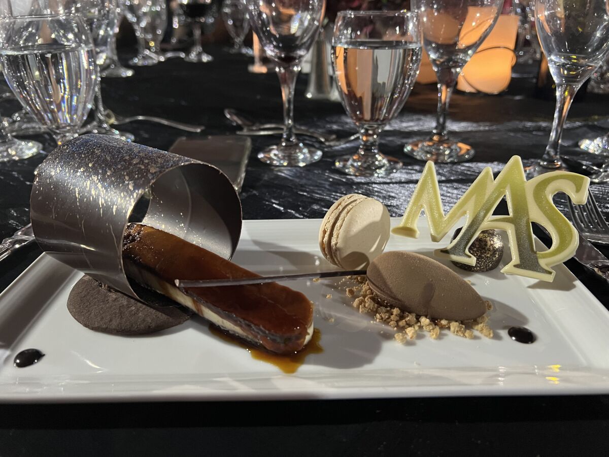 El monto recaudado de la cena a la Persona Del Año va directamente a la Fundación Latin Grammy.
