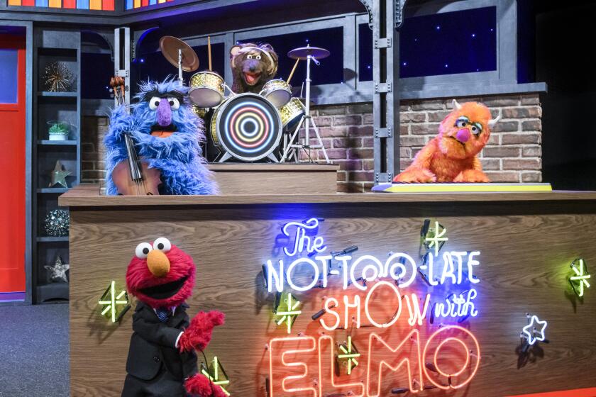 En esta imagen difundida por Sesame Workshop, el personaje de Elmo, abajo a la izquierda, anfitrión del nuevo talk show para toda la familia "The Not Too Late Show with Elmo" que se estrenará el 27 de mayo en HBO Max. (Zach Hyman/Sesame Workshop vía AP)