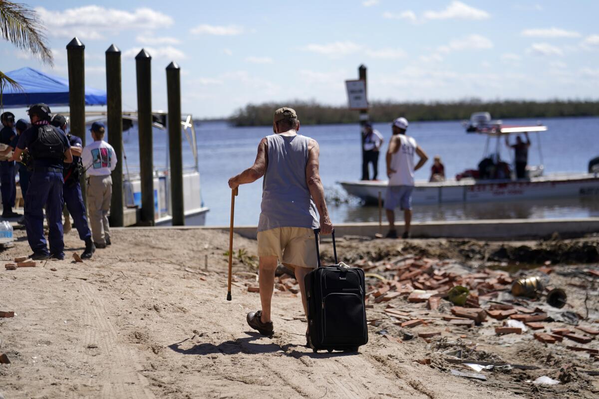 Residentes que resistieron al huracán Ian en sus casas llegan a un muelle