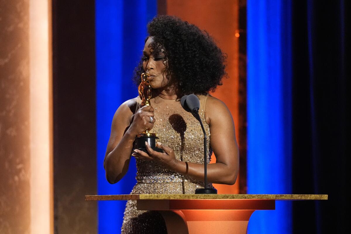 Angela Bassett recibe su galardón honorario en los Premios de los Gobernadores.