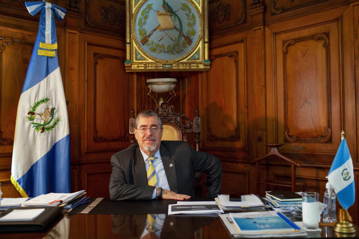El presidente de Guatemala, Bernardo Arévalo, posa para una foto durante una entrevista