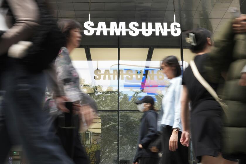 Varias personas pasan junto a una tienda Samsung el martes 30 de abril de 2024, en Seúl, Corea del Sur. (AP Foto/Ahn Young-joon)
