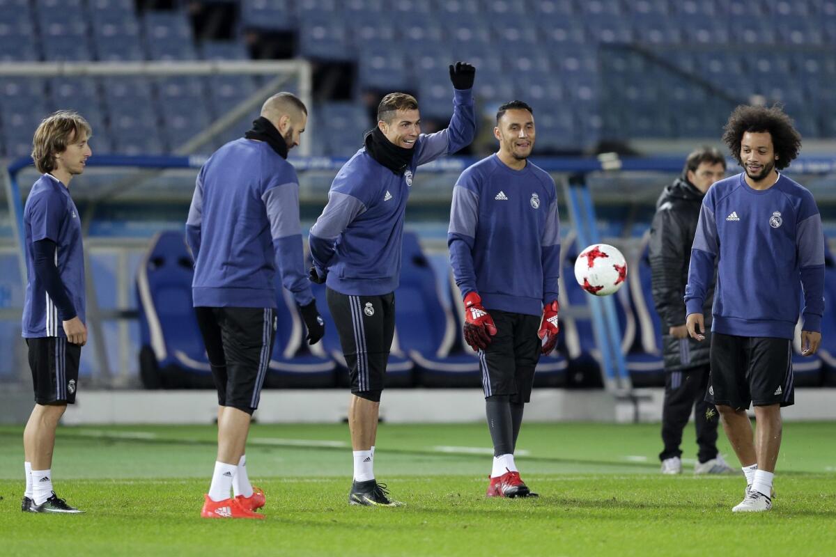 Los jugadores del Real Madrid Luka Modric, Karim Benzemá, Cristiano Ronaldo, Keylor Navas y Marcelo Vieira participan en un entrenamiento de su equipo en el estadio de Yokohama al sur de Tokio, Japón.