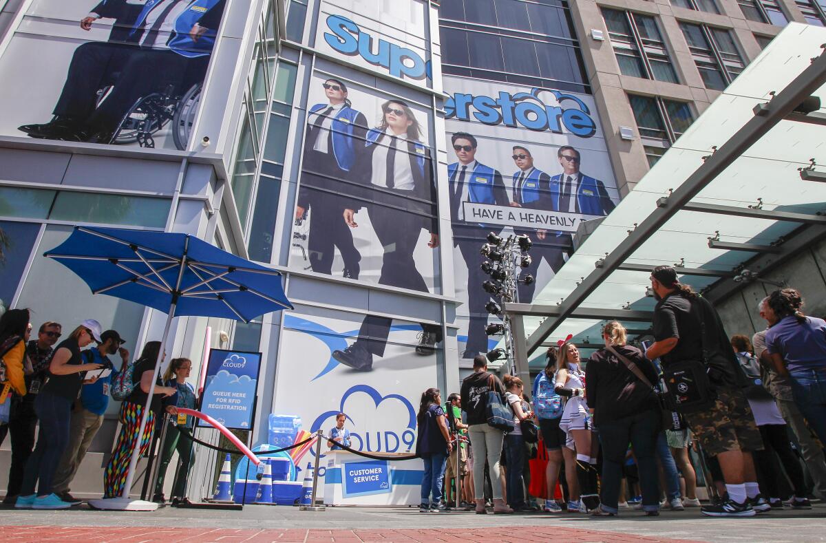 Los fanáticos esperan durante horas para experimentar la activación de "Superstore".