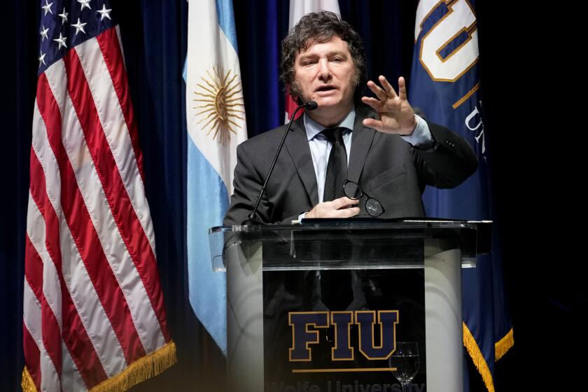 El presidente argentino Javier Milei habla con estudiantes de la Universidad Internacional de Florida, el jueves 11 de abril de 2024, en North Miami. (AP Foto/Lynne Sladky)