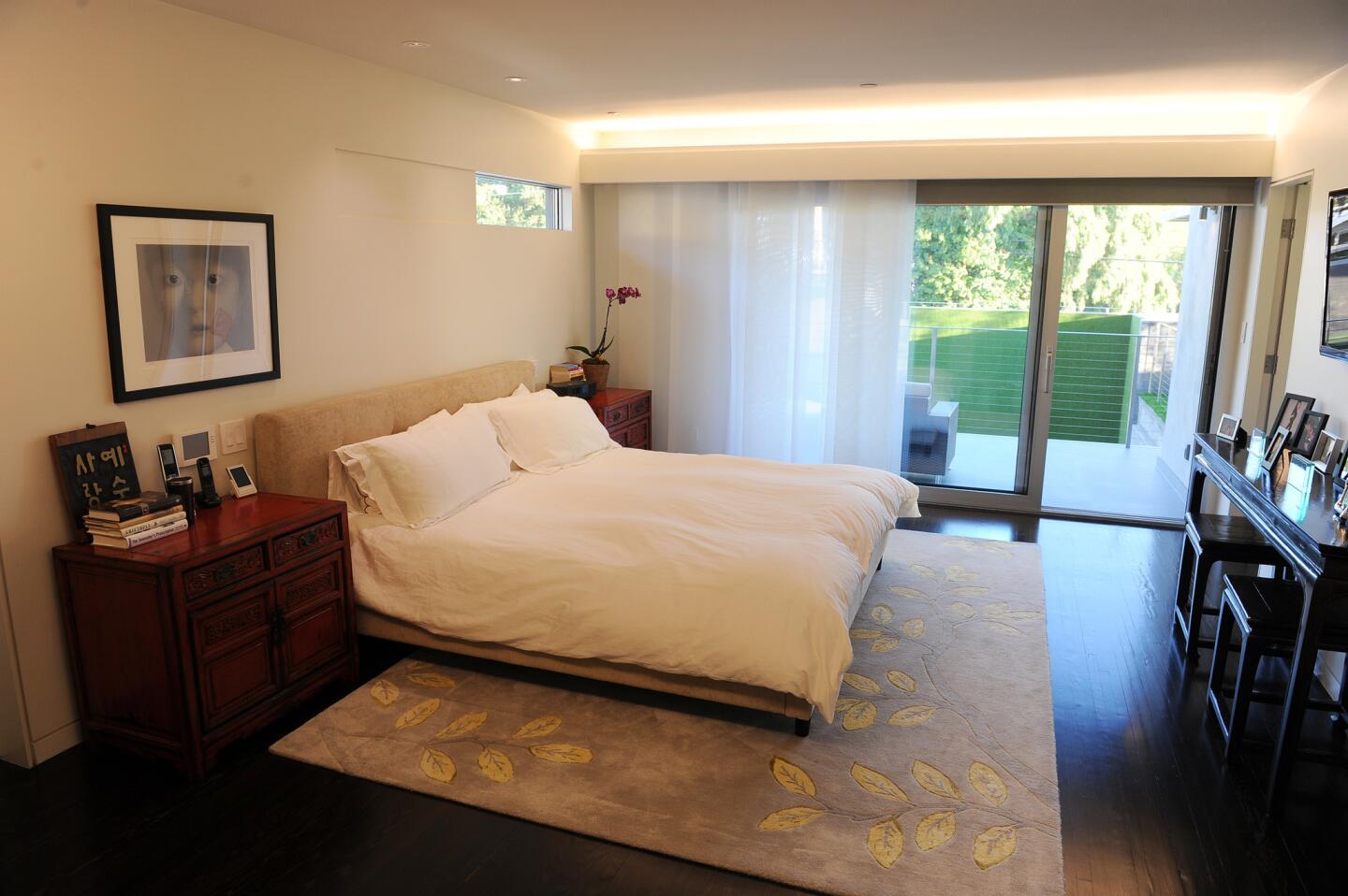 When television journalist Lisa Ling and radiation oncologist Paul Song settled in Santa Monica with plans to start a family, they turned to Marco DiMaccio of Punchouse Ecodesign Group for help creating a home that expresses their passion for modern architecture and their Chinese and Korean art and collectibles.