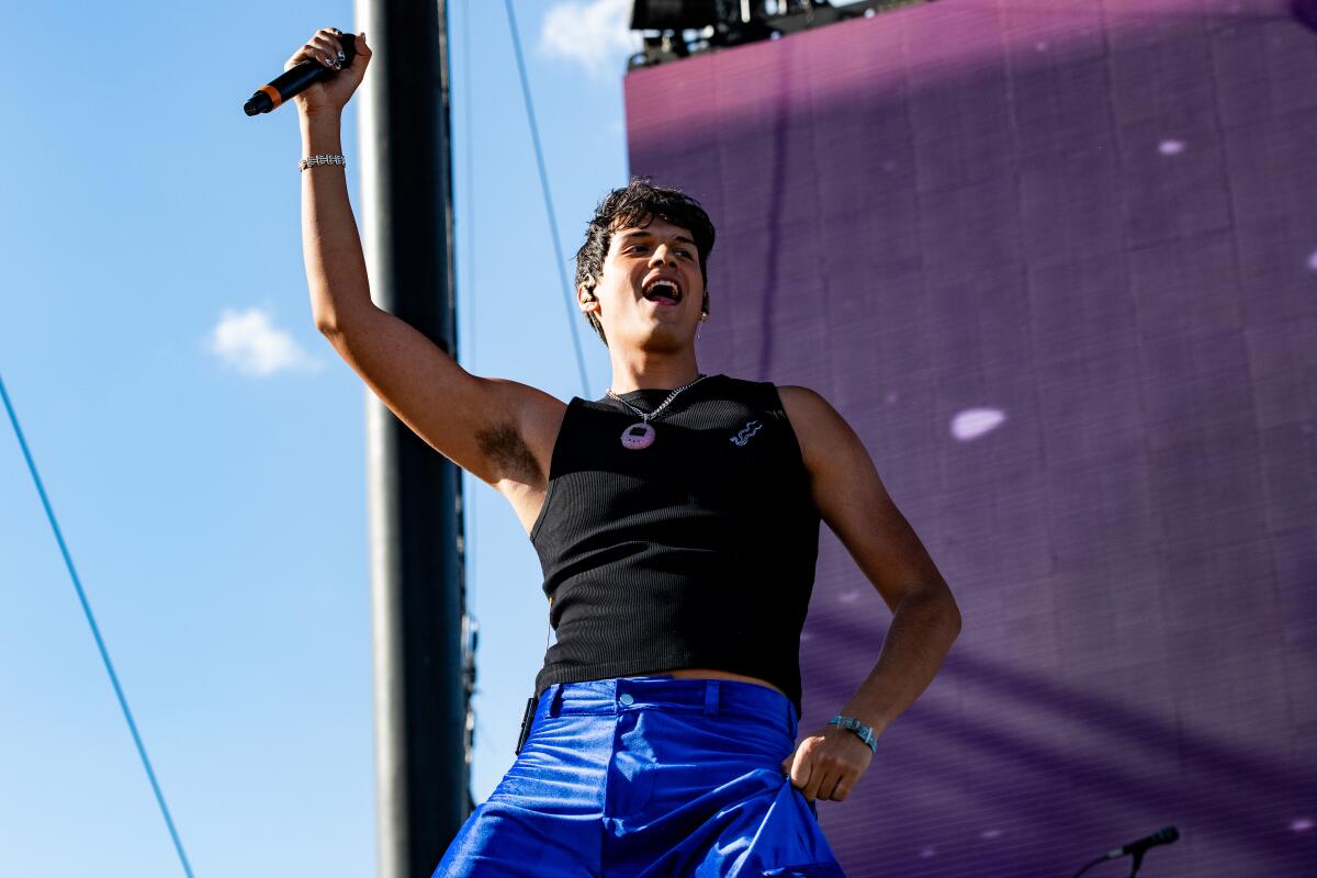 Omar Apollo on Catholic guilt, body image and self-care - Los Angeles Times