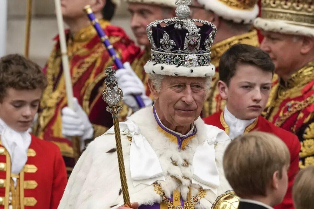 El rey Carlos III de Gran Bretaña sale de la Abadía de Westminster
