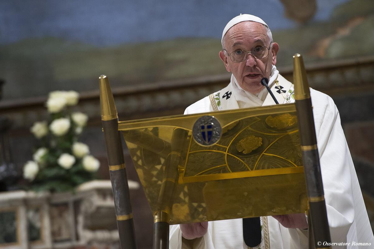 El papa Francisco pronuncia su homilía en la ceremonia de bautismo de 26 bebés , en El Vaticano.(L'Osservatore Romano/Pool foto via AP)