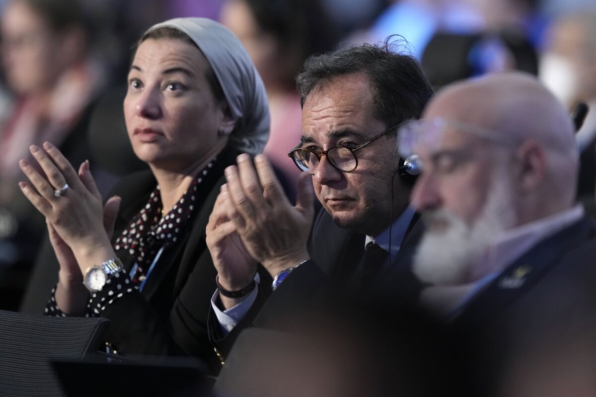 Delegados escuchan durante la sesión plenaria de clausura de la Cumbre Climática de al ONU COP27