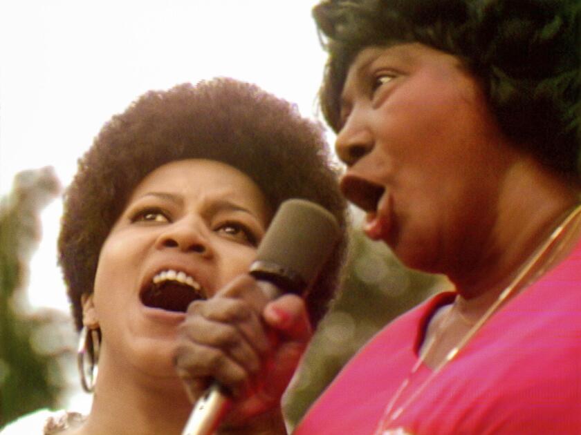 Mavis Staples, izquierda, y el gigante de la música gospel Mahalia Jackson se presentan en el Festival Cultural de Harlem 