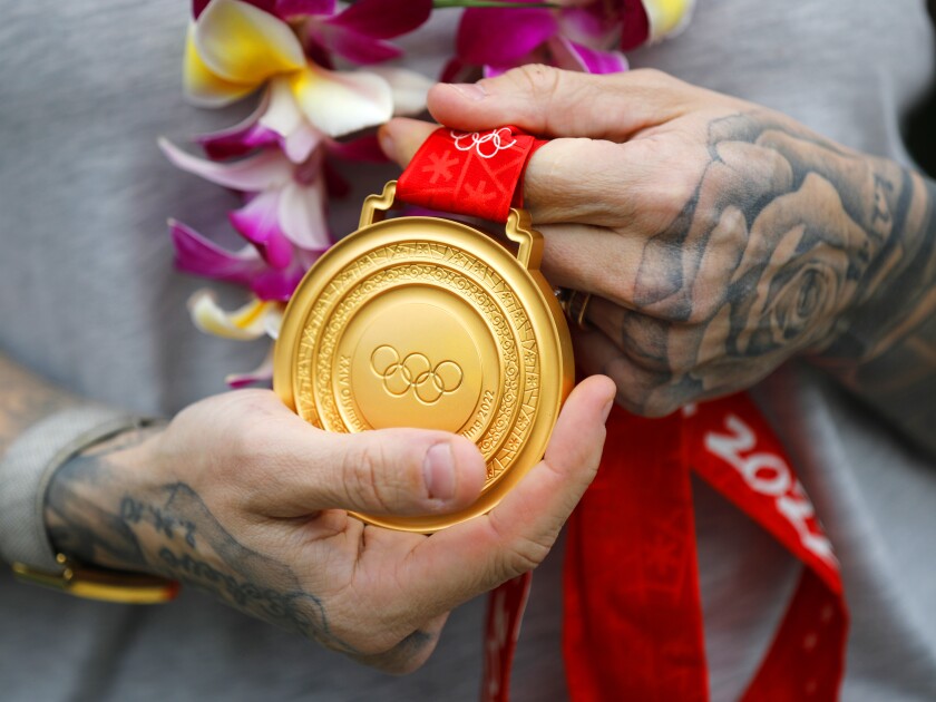 Kylie Humphreys de Carlsbad muestra la medalla de oro que ganó en los Juegos Olímpicos de Invierno de Beijing.