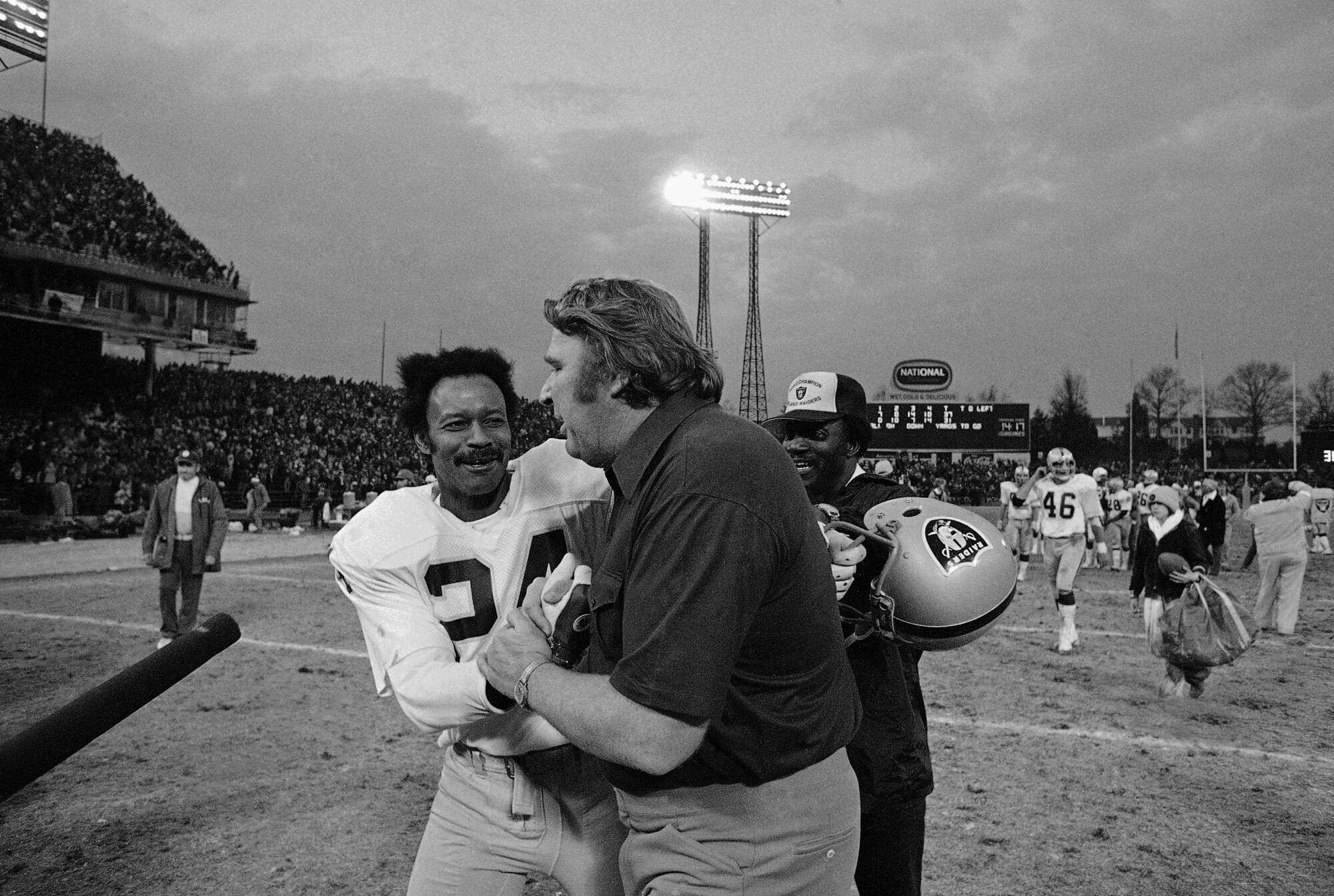 Huấn luyện viên John Madden của Oakland Raiders được chúc mừng bởi hậu vệ phòng ngự Willie Brown sau chiến thắng năm 1977