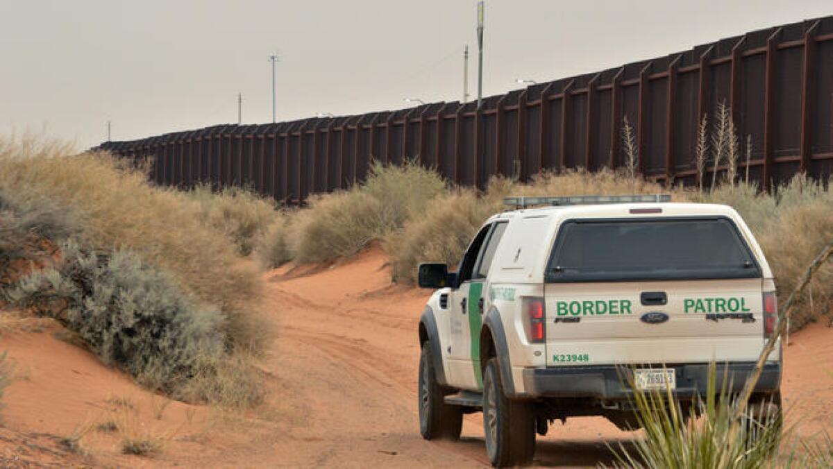 Un agente de la Patrulla Fronteriza conduce cerca de la frontera con México en Santa Teresa, Nuevo México, el 4 de enero pasado.